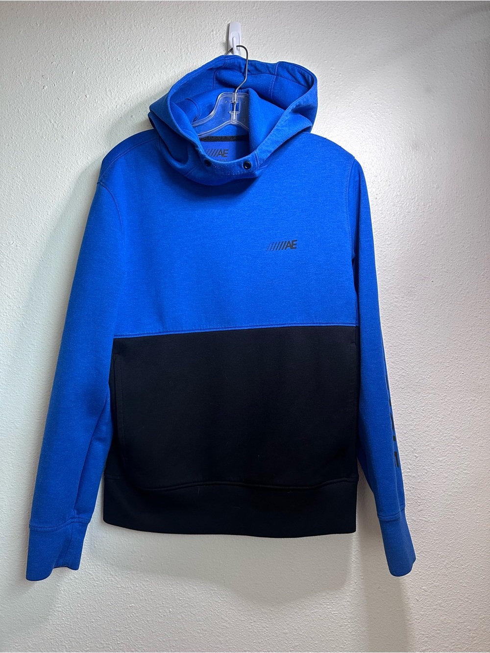 American Eagle Outfitters Blue and Black Colorblock Hoodie Size Small
